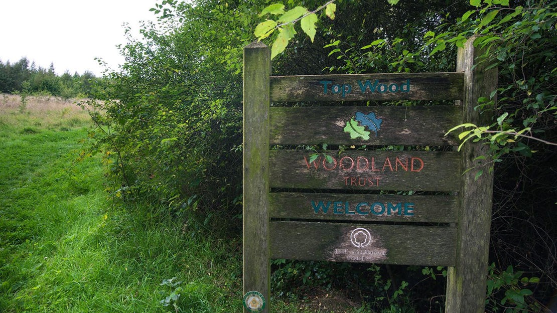 Woodland Trust welcome sign, Top Wood