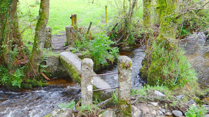 Narrow footbridge on path from Blisland Church to Lavethan Wood