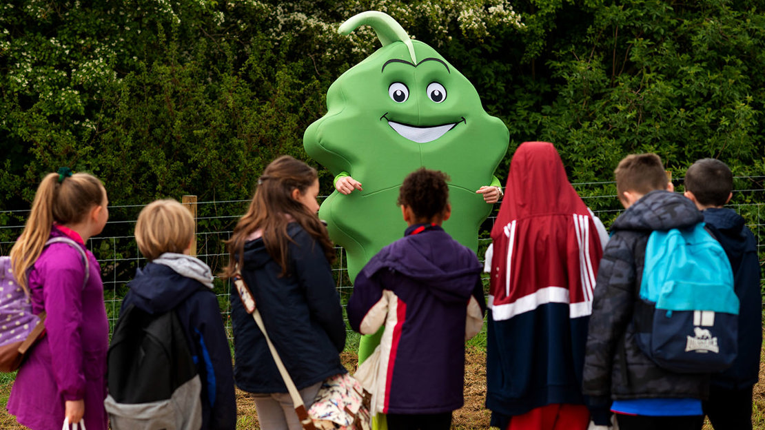 Keith the leaf speaking to a group of school children at Mead.