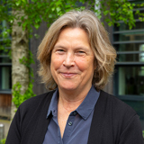 Profile photo of Marina Wyatt with leafy background.