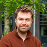 Profile image of David Saddington with leafy background.